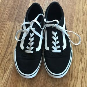 Vans Black and White Ward Low Sneakers Women’s 8